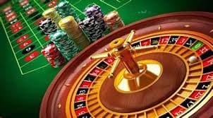 Petaruh menggunakan perangkat mobile untuk memasang taruhan sepak bola dengan akses cepat dan aman